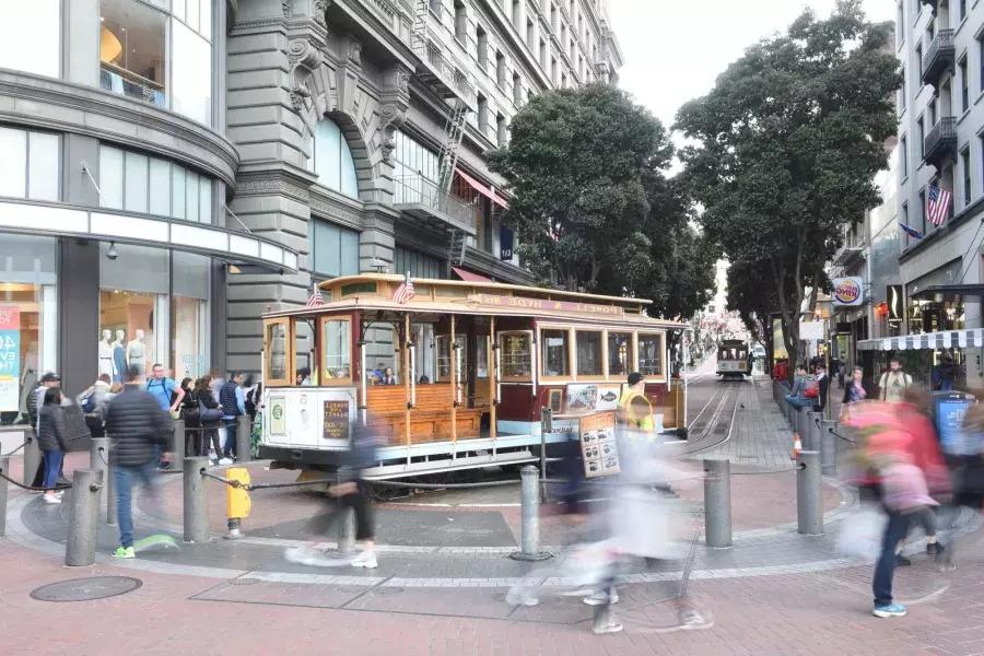 A San Francisco 缆车 is manually turned at the Powell Cable Car Turnaround.