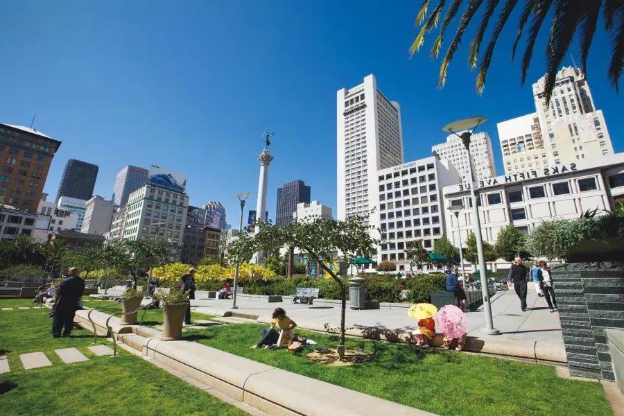 Les gens profitent d’un parc à Union Square par une journée ensoleillée. 贝博体彩app，加利福尼亚州.
