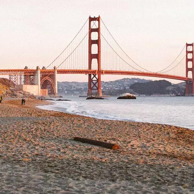 La 贝克海滩 di San Francisco è raffigurata con il 金门大桥 sullo sfondo